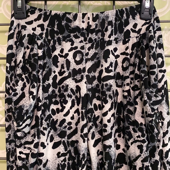 Black & white print jogger pants with pockets - Picture 2 of 3